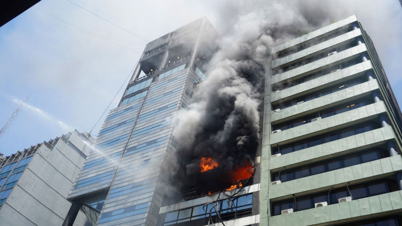 Una mujer muerta y 43 personas hospitalizadas por el incendio en un edificio en el bajo porteño